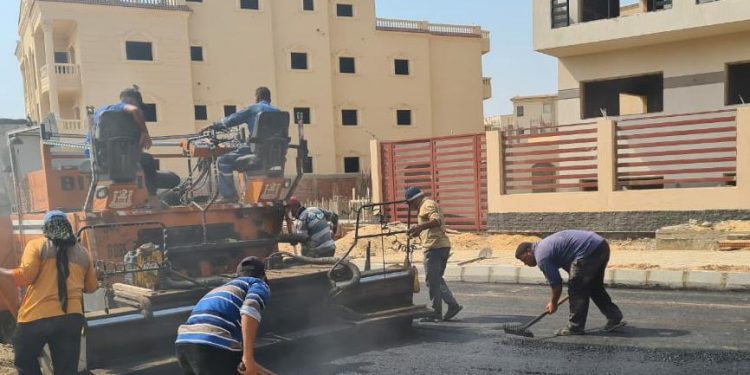 جانب من أعمال رصف الطرق بالشروق