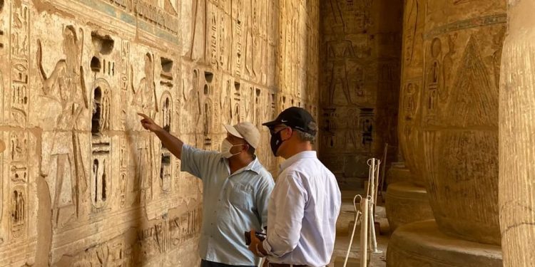 السفير الأمريكي خلال الزيارة