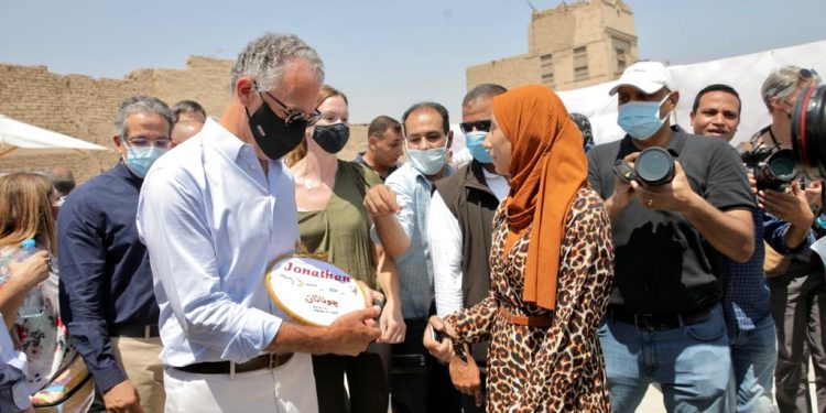 سفير الولايات المتحدة ووزير السياحة يفتتحان المواقع التي تم تطويرها في مدينة إسنا