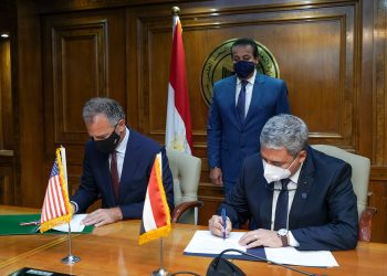 جانب من التوقيع