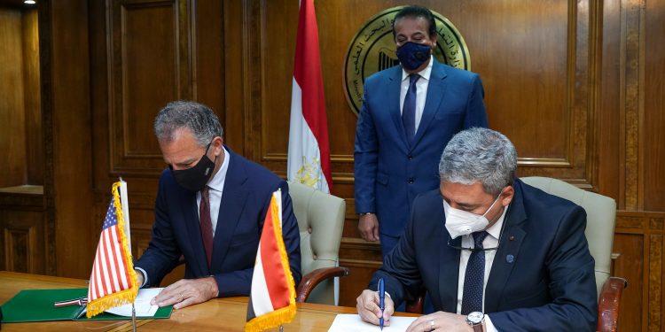 جانب من التوقيع