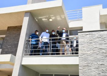 وزير الإسكان خلال الجولة