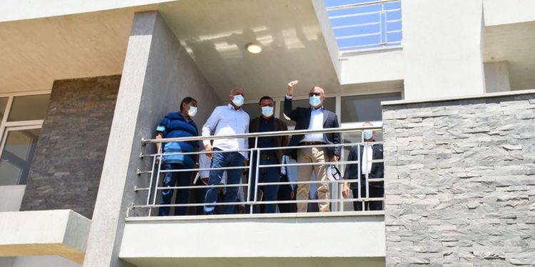 وزير الإسكان خلال الجولة