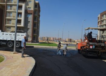 الإسكان: رصف طرق “دار مصر” بغرب المال والأعمال والحي الـ32 فى العاشر من رمضان