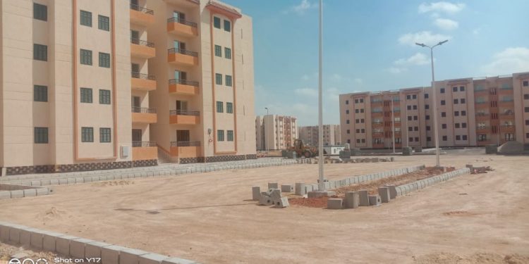 مسئولو جهاز “العاشر من رمضان” يتفقدون سير العمل بـ37 عمارة ضمن “سكن لكل المصريين”