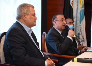 محافظ الإسكندرية ورئيس القابضة للمياه خلال المؤتمر