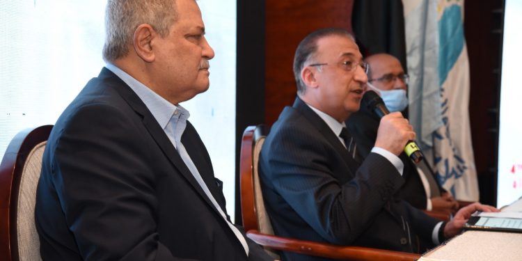 محافظ الإسكندرية ورئيس القابضة للمياه خلال المؤتمر