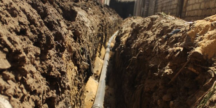 استمرار العمل بمشروعات مد وتدعيم شبكات مياه الشرب بقرية أبو شريان بمركز ببا بمحافظة ببني سويف