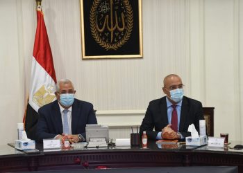 الجزار والقصير خلال الاجتماع