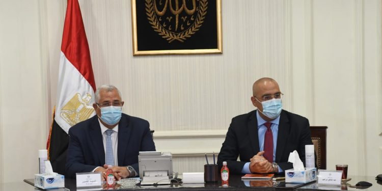 الجزار والقصير خلال الاجتماع