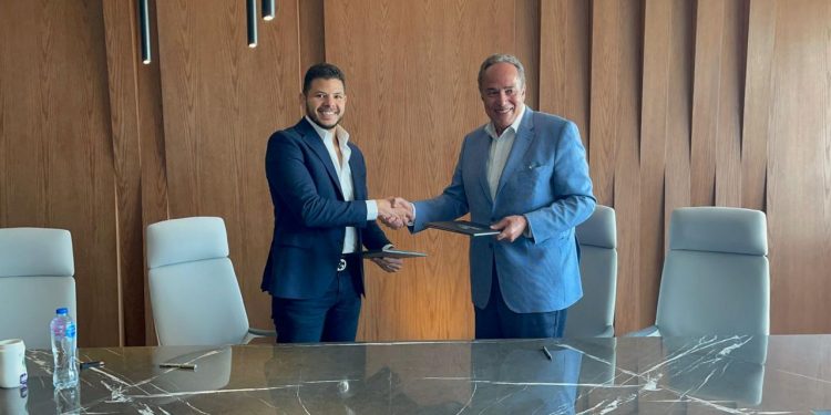 جانب من التوقيع