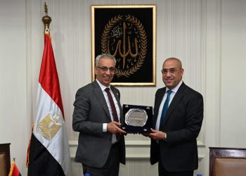 وزير الإسكان يلتقى نظيره الليبي لعرض التجربة العمرانية المصرية فى الإسكان وتطوير العشوائيات وإنشاء المدن الجديدة وتوصيل المياه