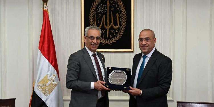 وزير الإسكان يلتقى نظيره الليبي لعرض التجربة العمرانية المصرية فى الإسكان وتطوير العشوائيات وإنشاء المدن الجديدة وتوصيل المياه