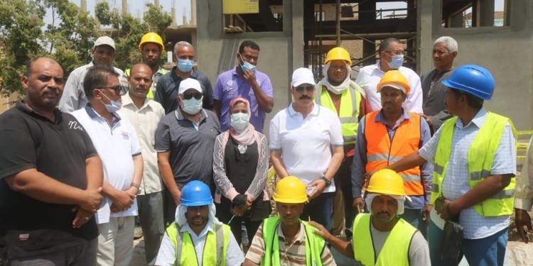 تنفذها المقاولون العرب.. محافظ أسوان يتفقد محطة رفع الصرف الصحي الرئيسية بالسباعية بتكلفة 400 مليون جنيه