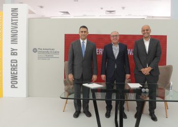 جانب من التوقيع