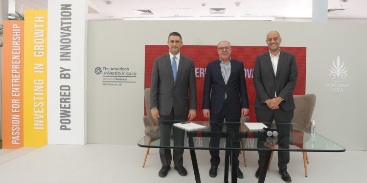 جانب من التوقيع