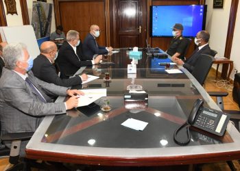 وزير الإسكان ونائب “الهيئة الهندسية” يدرسان توفير احتياجات المياه والصرف للمشروعات الجارى تنفيذها في الإسكندرية