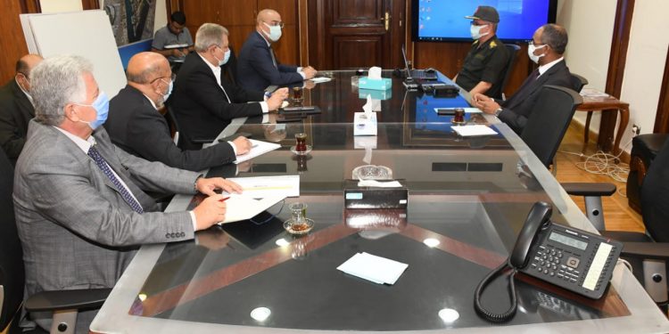 وزير الإسكان ونائب “الهيئة الهندسية” يدرسان توفير احتياجات المياه والصرف للمشروعات الجارى تنفيذها في الإسكندرية