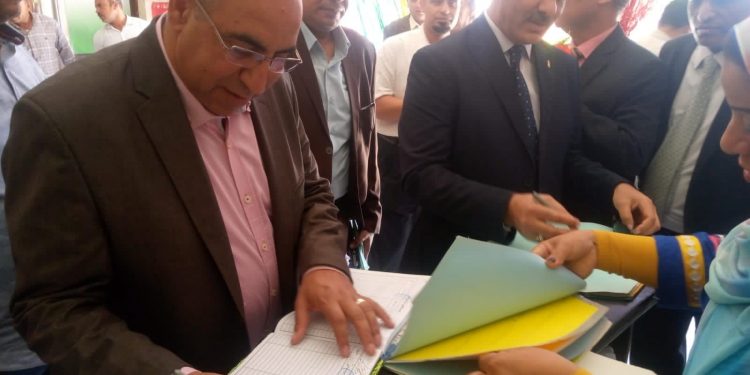 رئيس جهاز ” سوهاج الجديدة “يفتتح معرضاً فنياً وورشة عمل بمدرسة عثمان بن عفان..ويتفقد مدرسة المتفوقين