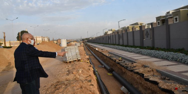 وزير الإسكان يقوم بجولة موسعة لتفقد سير العمل بمشروعات الطرق والمحاور الجارى تنفيذها بمدينة القاهرة الجديدة