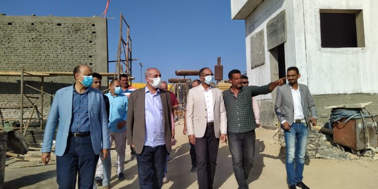 نائب وزير الإسكان للبنية الأساسية يتفقد مشروعات مرافق المياه والصرف ومحطتى التحلية ومعالجة الصرف الصحى بالعلمين الجديدة