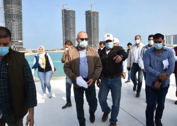 وزير الإسكان يتجول بمنطقة الأبراج الشاطئية والمشروعات السكنية المتنوعة بمدينة العلمين الجديدة
