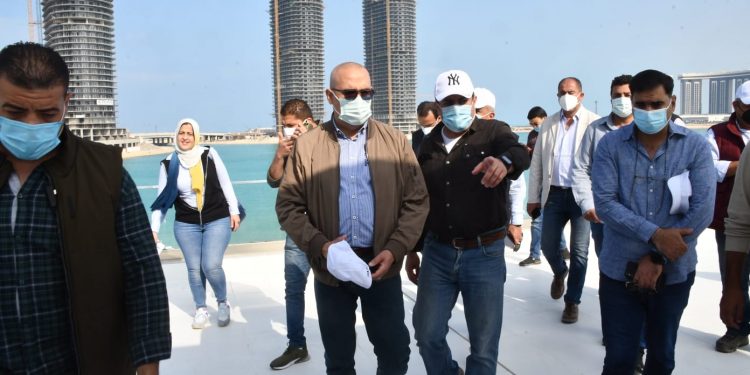وزير الإسكان يتجول بمنطقة الأبراج الشاطئية والمشروعات السكنية المتنوعة بمدينة العلمين الجديدة