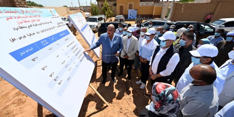 وزير الإسكان ومحافظ أسوان يتفقدان مشروعات المبادرة الرئاسية “حياة كريمة” بمركز كوم امبو بمحافظة أسوان