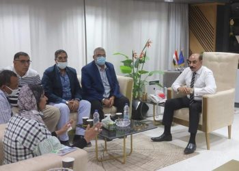 محافظ أسوان يتابع مع وفد المقاولون العرب معدلات تنفيذ مشروعات “حياة كريمة”