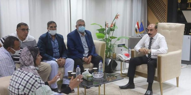 محافظ أسوان يتابع مع وفد المقاولون العرب معدلات تنفيذ مشروعات “حياة كريمة”