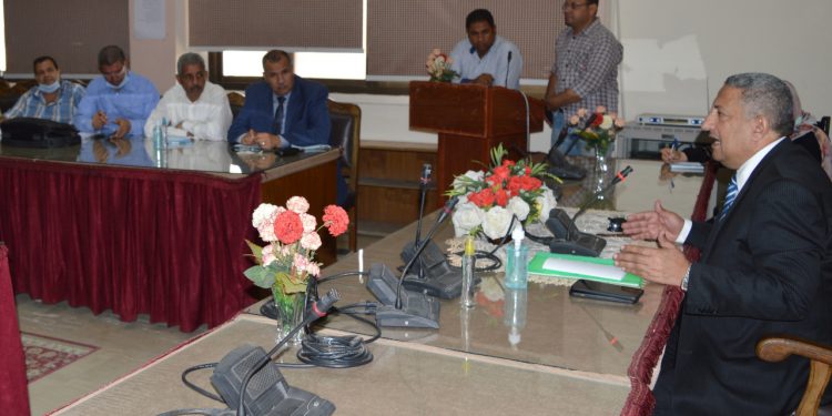 رئيس مياه الفيوم يلتقى رؤساء القطاعات ومديرى العموم