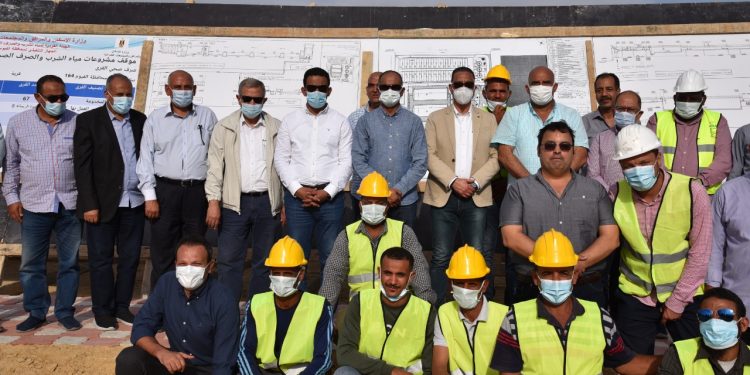 نائب وزير الإسكان ورئيس القابضة للمياه يتفقدان مشروعات المرافق ضمن مبادرة “حياة كريمة” بالفيوم