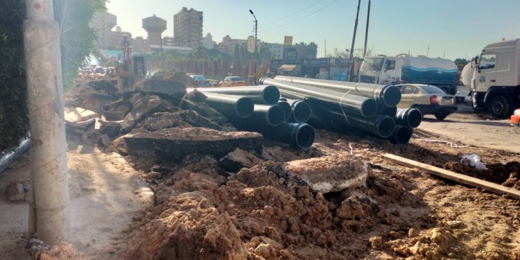 خلال جولة تفقدية.. رئيس مياه القناة يؤكد سرعة الانتهاء من مشروعات الصرف الصحى بحي ثان