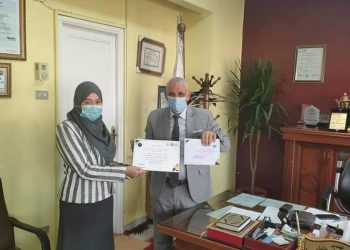 تدريب عملي لمسئولي التشغيل بالمحطات على أجهزه قياس التصرف بمياه قنا