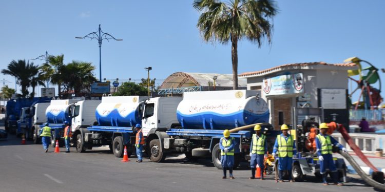 مياه مطروح تستعين ب14 سيارة صرف و16 معدة لأداء نموذج محاكاة لمواجهة الأزمات في الشتاء القادم