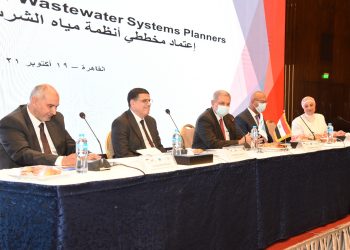 رئيس القابضة للمياه يكرم الحاصلين على دبلومة تخطيط مياه الشرب والصرف الصحى من مدينة زويل