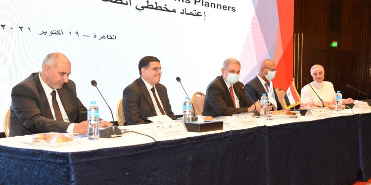 رئيس القابضة للمياه يكرم الحاصلين على دبلومة تخطيط مياه الشرب والصرف الصحى من مدينة زويل