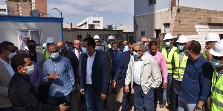 نائب وزير الإسكان ورئيس الشركة القابضة للمياه يتفقدان مشروعات المرافق ضمن “حياة كريمة” بالفيوم