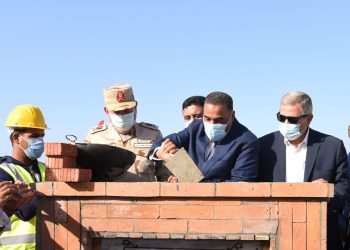 محافظ مطروح ورئيس القابضة للمياه يضعان حجر اساس محطة النجيلة ويفتتحان 8 مشروعات