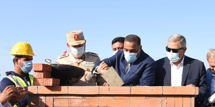 محافظ مطروح ورئيس القابضة للمياه يضعان حجر اساس محطة النجيلة ويفتتحان 8 مشروعات