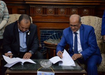مياه الإسكندرية وروتارى صن رايز يوقعان بروتوكول تعاون لتوصيل المياه إلى أسرة ببرج العرب