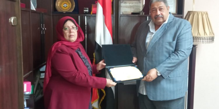 تكريم رئيس قطاع خدمة العملاء بصرف القاهرة بجائزة التميز الحكومى