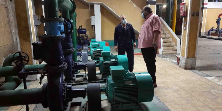 رئيس مياه سوهاج يشدد على ضرورة الالتزام بتعليمات التشغيل والصيانة القياسية للمحطات