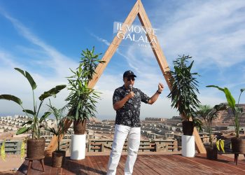 الدكتور أحمد شلبي خلال جولة بمشروع إلمونت جلالة