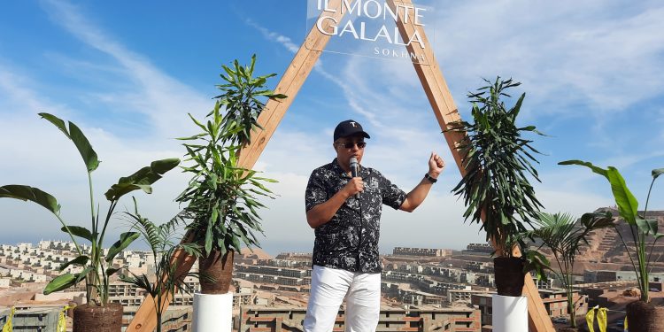 الدكتور أحمد شلبي خلال جولة بمشروع إلمونت جلالة