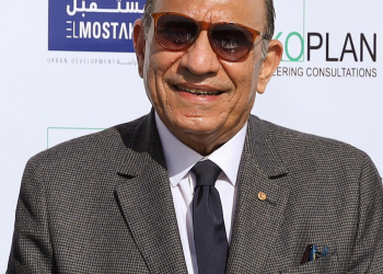 المهندس عصام ناصف خلال التوقيع