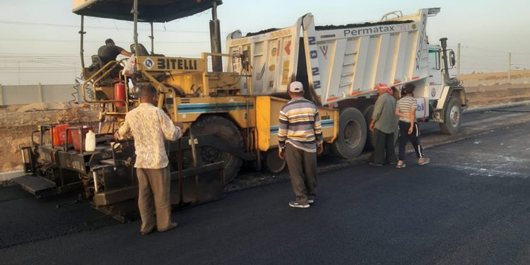 “الإسكان”: تَقَدُم أعمال تنفيذ الطرق بمدن الشروق والعاشر من رمضان والسادات لخدمة المشروعات المختلفة