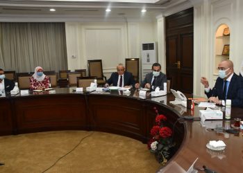 جانب من اجتماع وزير الإسكان