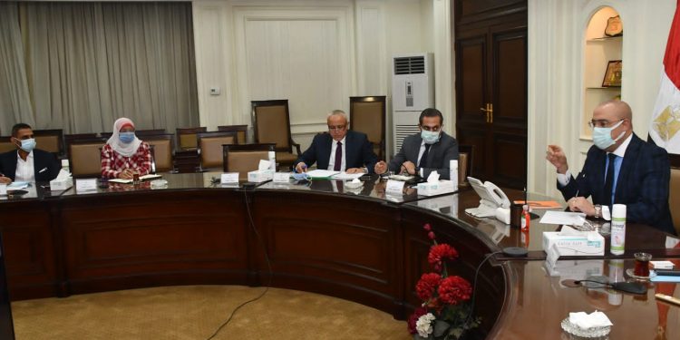 جانب من اجتماع وزير الإسكان