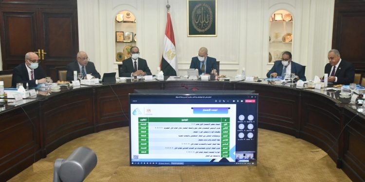 اجتماع وزير الإسكان بمسئولى قطاع المرافق